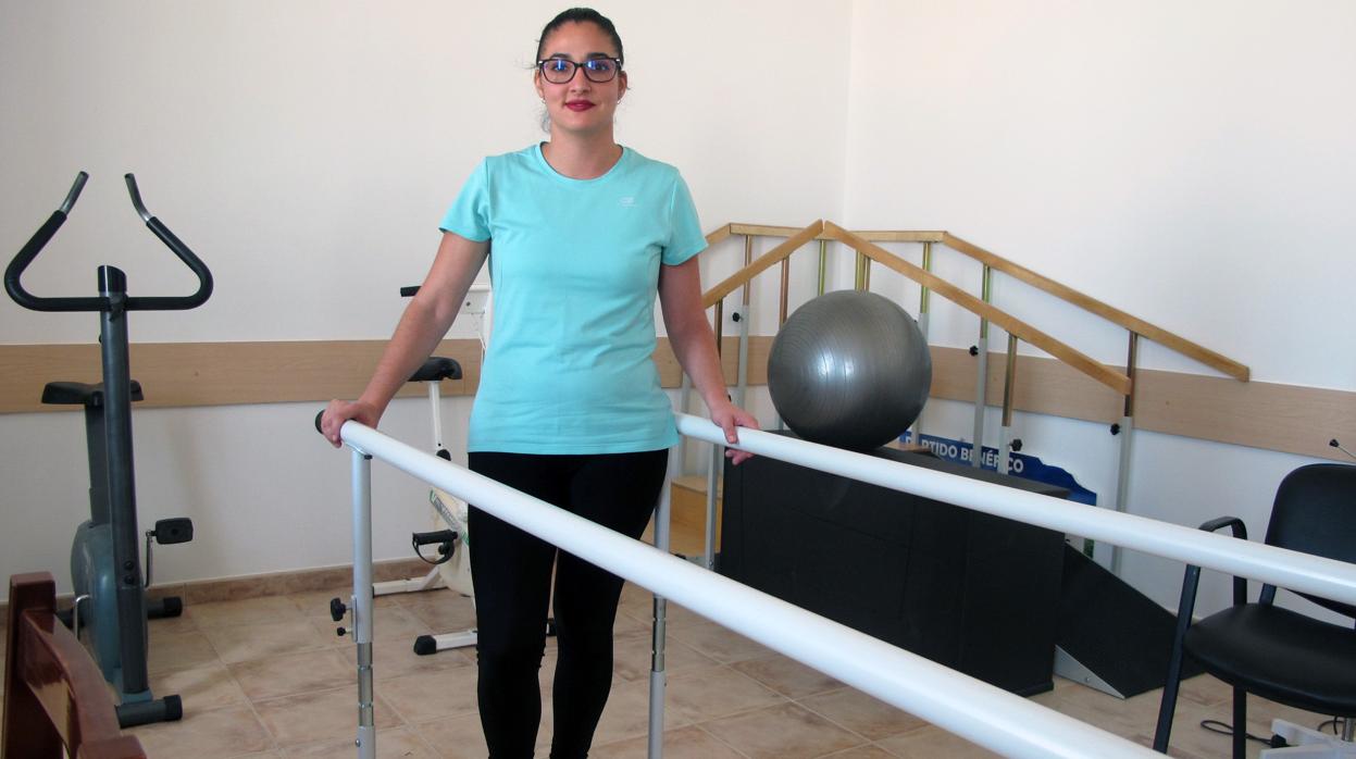 María del Lemus, en la sala de Fisioterapia de la Asociación de Familiares de Enfermos de Alzhéimer Virgen del Castillo de Lebrija