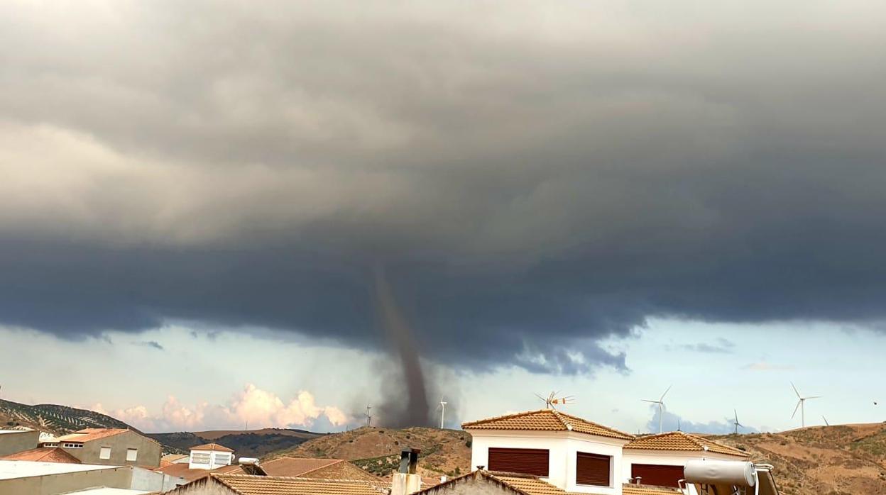 Fotografía de un tornado, este lunes por la tarde en Martín de la Jara
