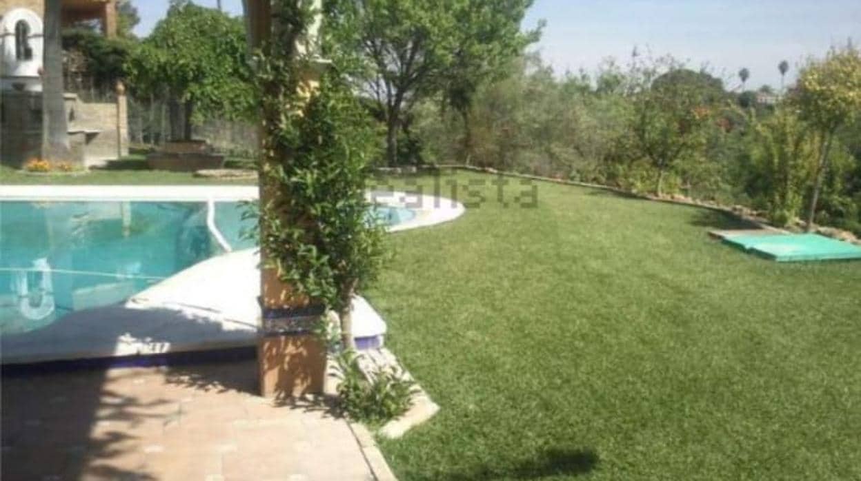 La piscina de la vivienda, que se encuentra en venta en un portal de casas por internet