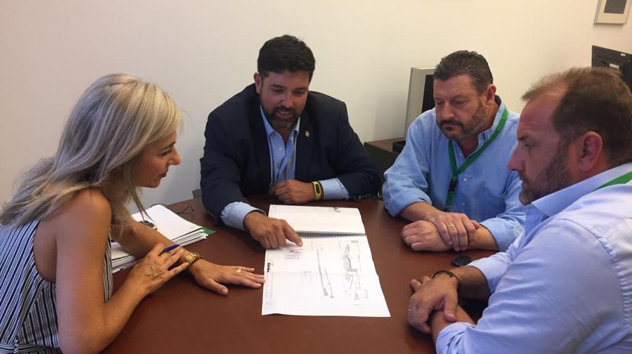 La consejera de Cultura, junto con el alcalde de Lora y dos de sus concejales