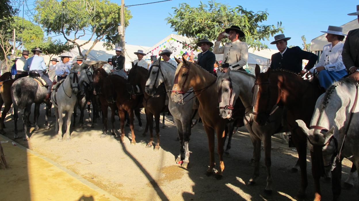 En la Feria de Lebrija suelen verse buenos ejemplares de caballos y sus jinetes ataviados como corresponde