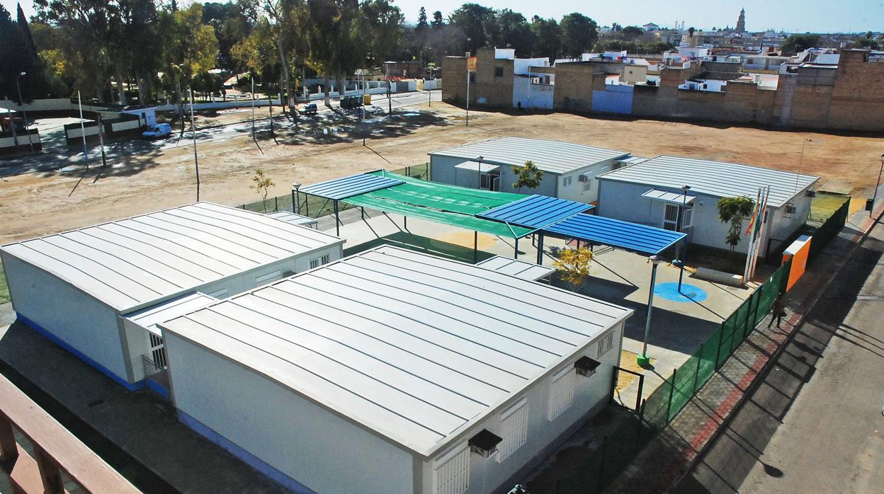 Las cuatro caracolas del colegio Al-Ándalus de Utrera que serán sustituidas tras la licitación por parte de la Junta