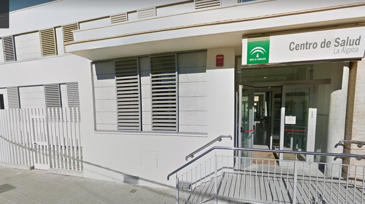 Acceso principal del centro de salud de La Algaba