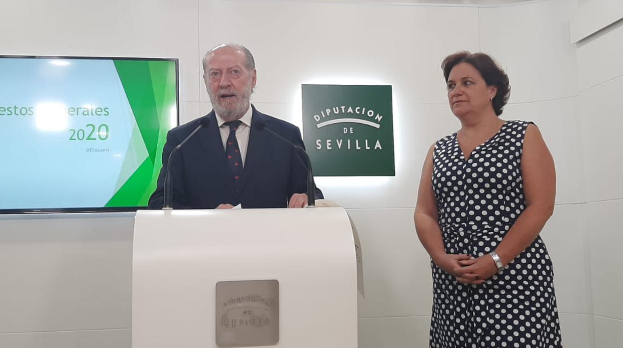 Fernando Rodríguez Villalobos, presidente de la Diputación de Sevilla, junto a la diputada de Hacienda Regla Martínez Bernabé