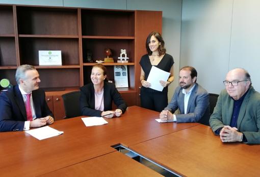 Firma del contrato de adjudicación de suelo celebrada este jueves