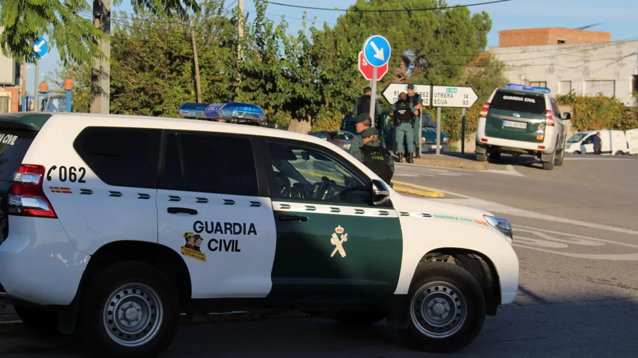 Varios agentes de la Guardia Civil apostados a la entrada del municipio de El Palmar de Troya