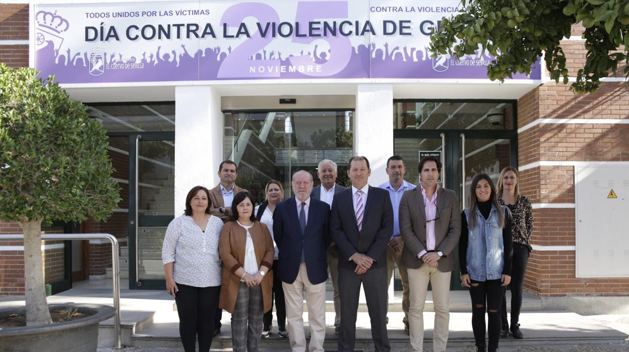 El presidente de la Diputación de Sevilla, Fernando Rodríguez Villalobos, durante su visita este pasado lunes a El Cuervo