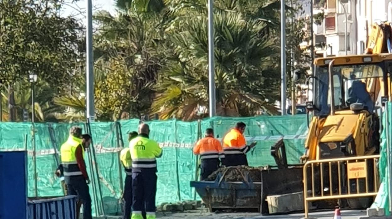 Los operarios de Emasesa tras paralizarse la obra junto a la gasolinera de la calle Batán