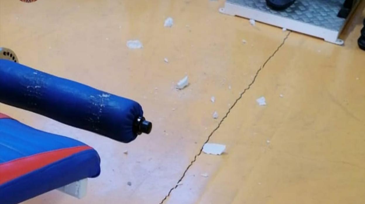 El terremoto ha provocado grietas en el pabellón deportivo y desprendimientos de trozos de escayola del techos en varias zonas