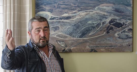 El alcalde de Aznalcóllar junto a una fotografía de la mina donde ocurrió el desastre