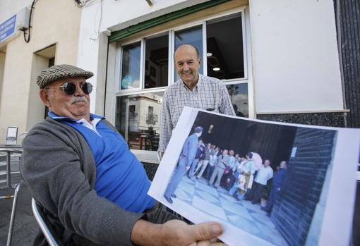 Un jubilado muestra la foto del fin del encierro en la catedral de Sevilla en 2009