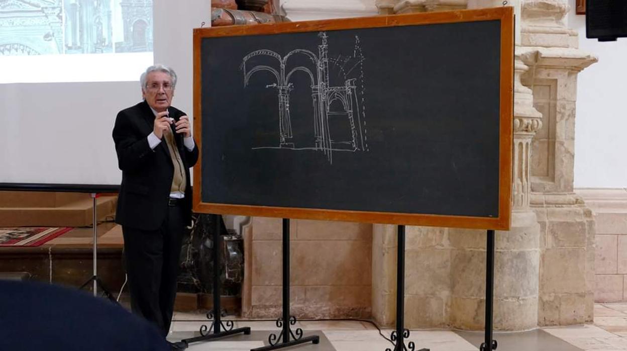 Rafael Manzano, durante el homenaje por parte de la Asociación de Estudios Ursaonenses