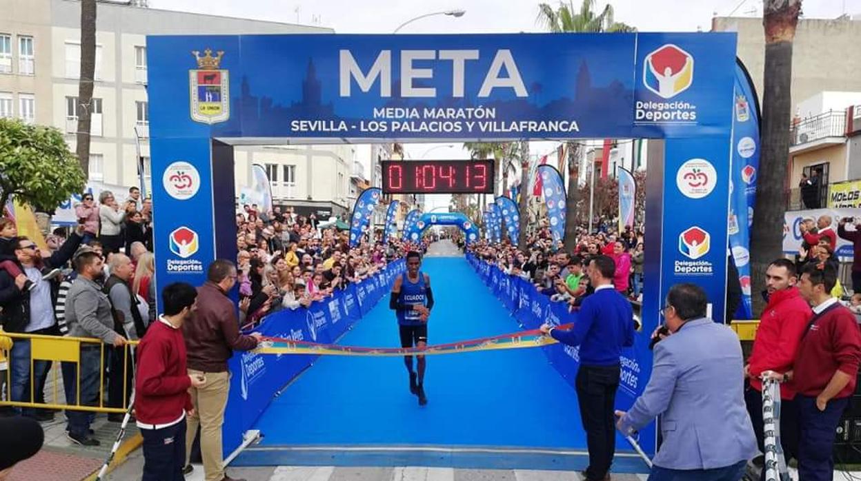 Rafael Vicente Loza, a su llegada a la meta de la prueba palaciega