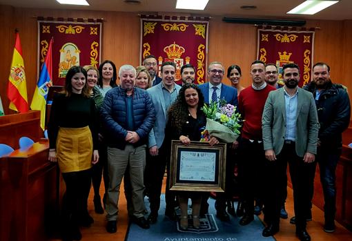 María José Carrasco, acompañada de la mayoría de la corporación municipal