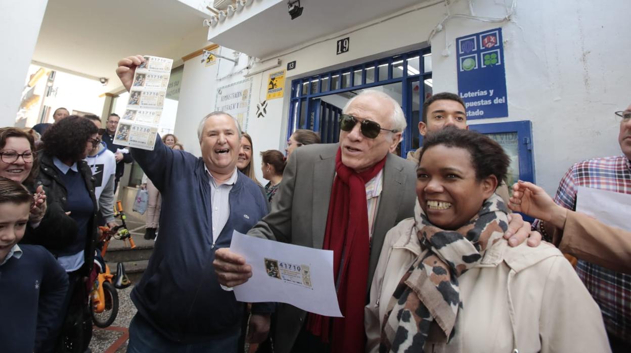 Vecinos de Utrera celebran los 26 millones de euros que ha repartido la familia Montoya