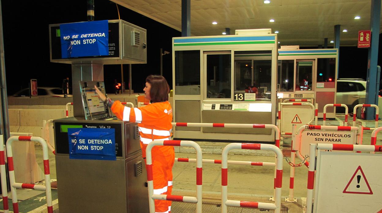 Una de las cajeras del último turno del peaje de la AP-4 de Las Cabezas de San Juan procede a ordenar el levantamiento de las barreras