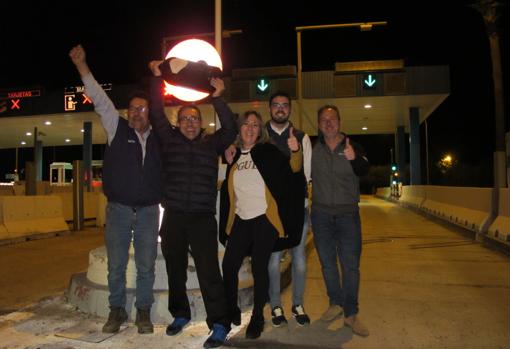Un grupo de vecinos de Las Cabezas no dudaron en desplazarse hasta el peaje para celebrar su final