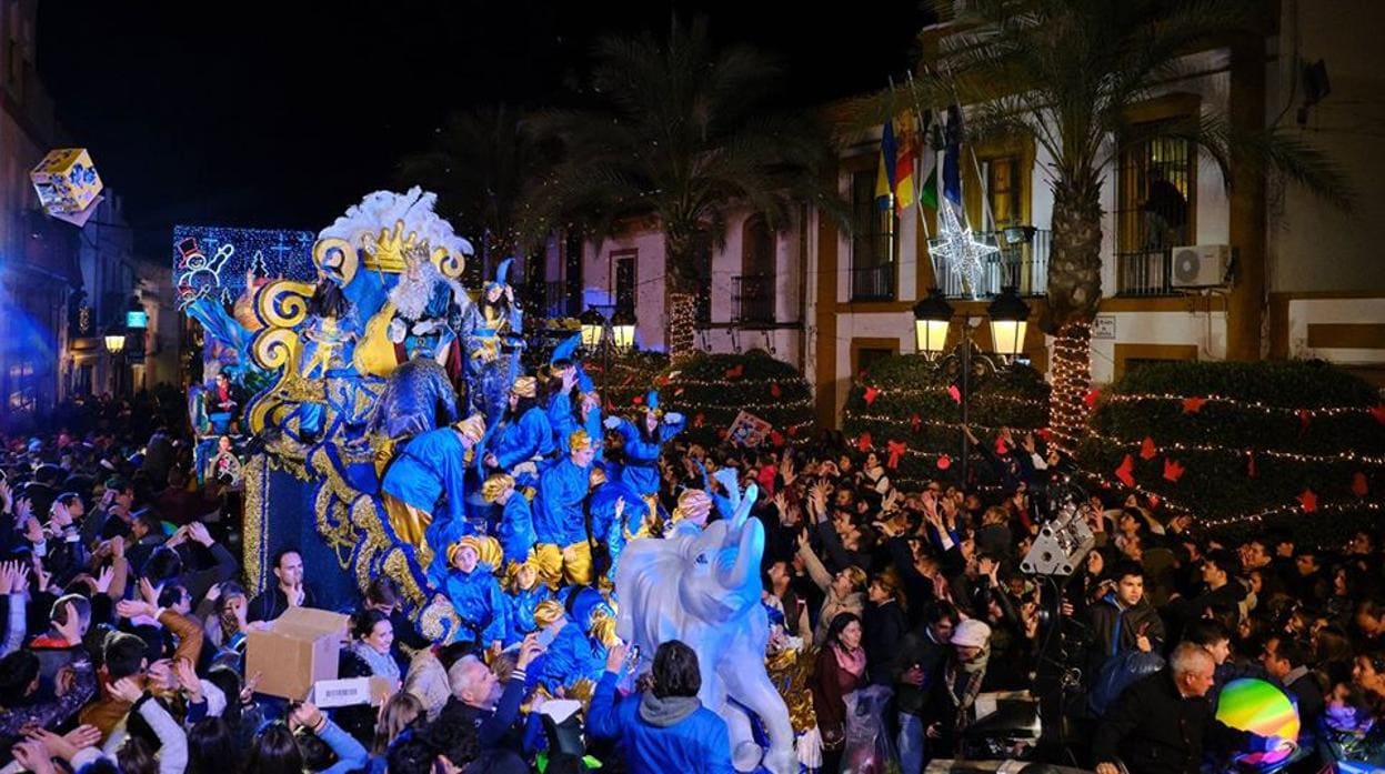 Gines vive su día más ilusionante con la Cabalgata de Reyes Magos