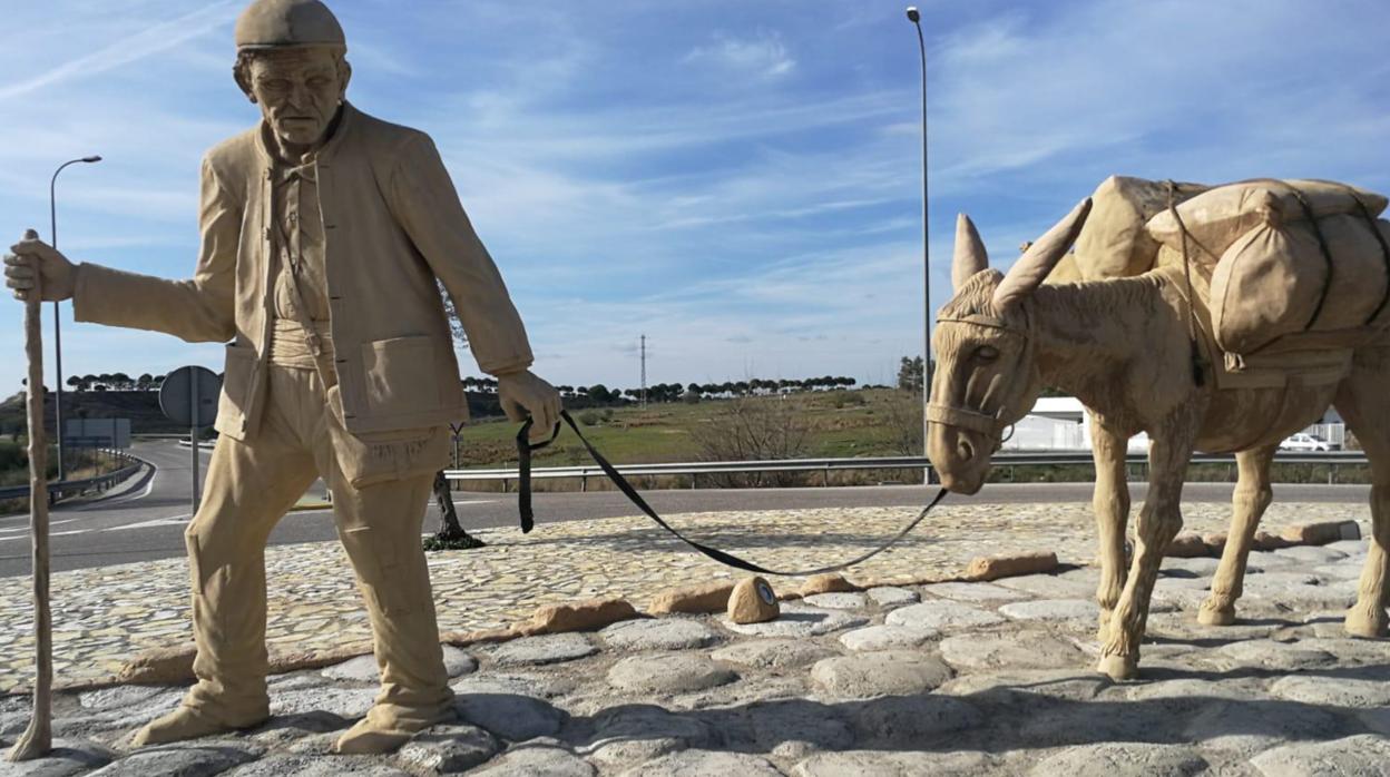 El arriero junto a su burra en la rotonda de entrada de la pedanía guillenera de Las Pajanosas