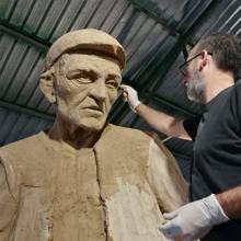 Mazuecos moldeando el rostro del arriero