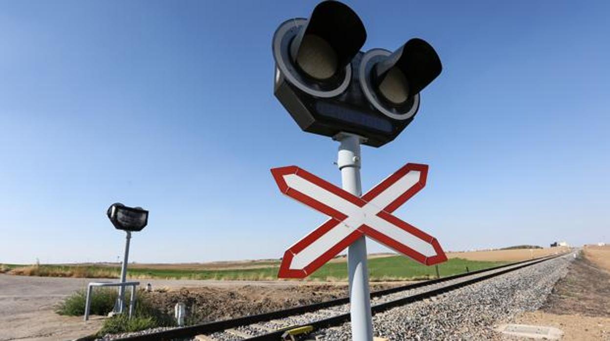 Un tren ha arrollado a un coche en Osuna este miércoles en un paso a nivel (Imagen de archivo)