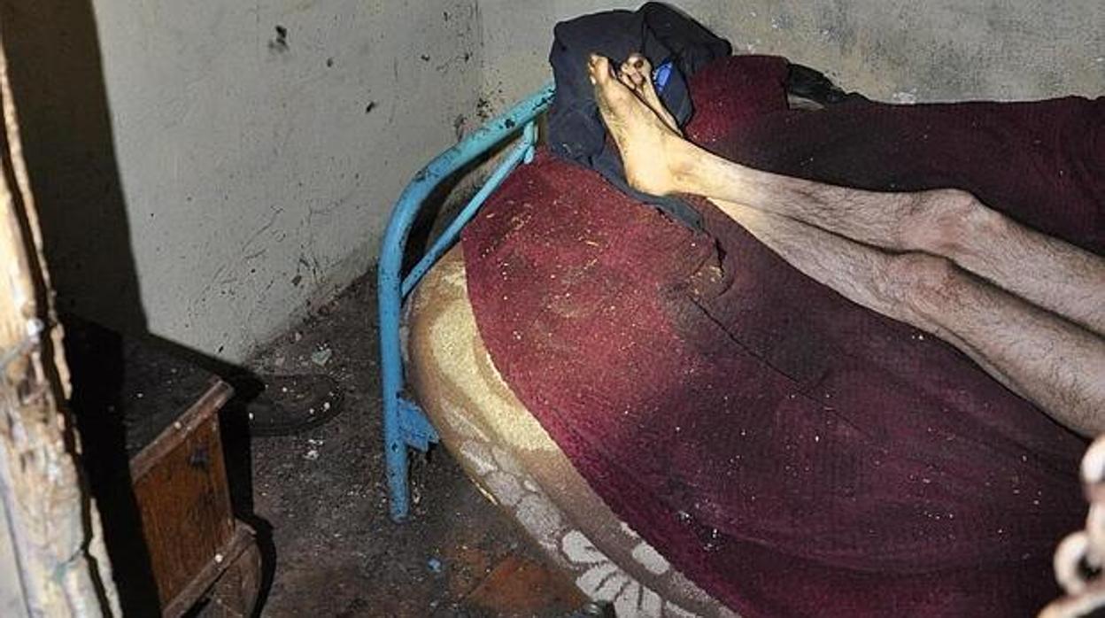 Carlos «el Pasoslargos», en el palomar en el que estaba recluido