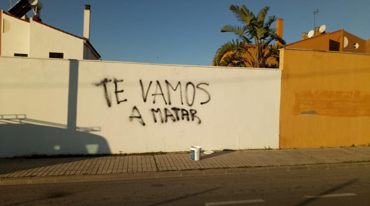 Pintada en la casa de Ramón Peña, concejal del PP en Valencina de la Concepción