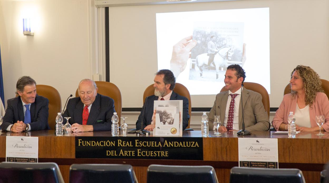 José Antonio Ruiz Dosantos, segundo por la derecha, estuvo arropado por la plana mayor de la Real Escuela Andaluza del Arte Ecuestre en la presentación de su libro el pasado 13 de marzo