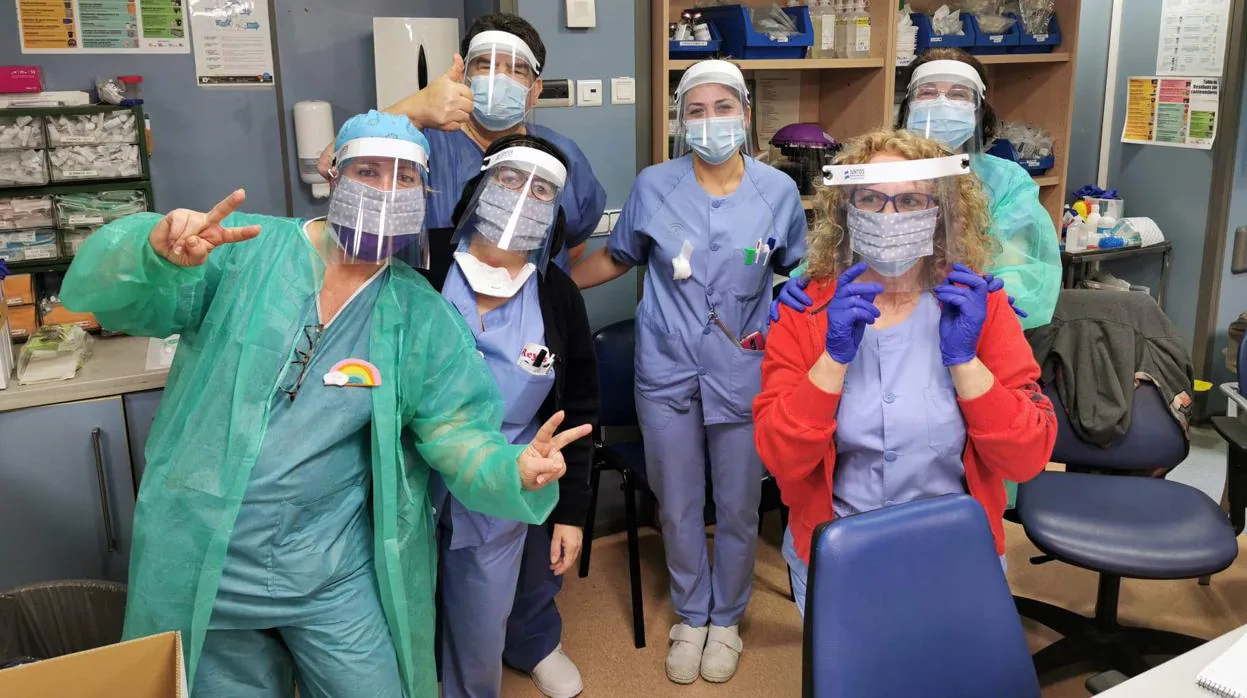 Trabajadores del Hospital Universitario Virgen del Rocío de Sevilla con las pantallas protectoras fabricadas en El Cuervo
