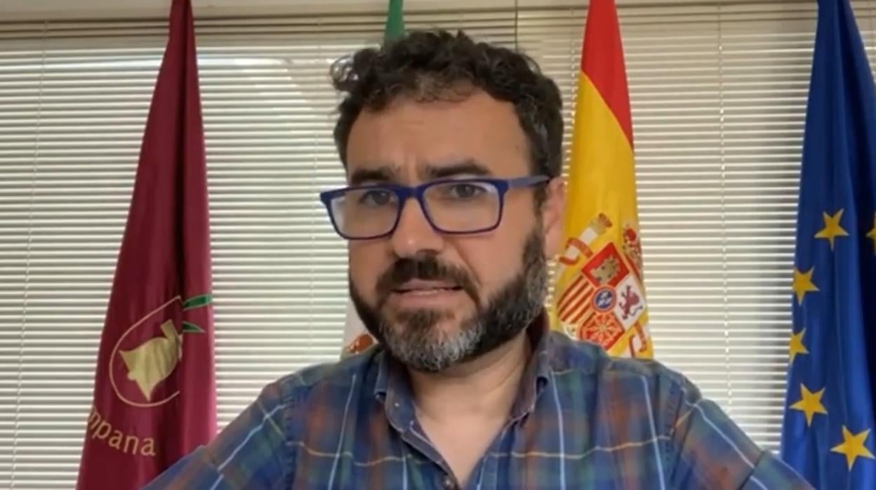 Manuel F. Oviedo, alcalde de La Campana, durante un comunicado en el que informa sobre el Covid-19