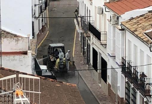 Un tractor por una calle de Algámitas