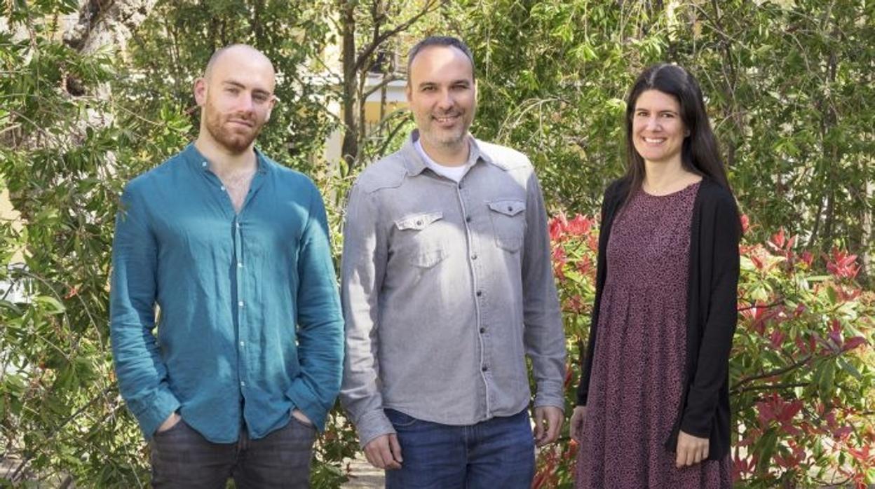Felipe Cortés (en el centro) junto a los miembros de su equipo, Ernesto López de Alba y Marta Muñoz Barrera