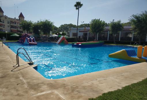 La piscina donde se celebran las actividades acuáticas de la empresa sevillana Mirestépolis