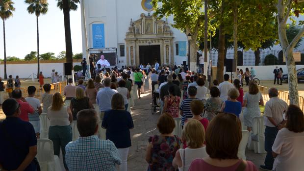 El arzobispo de Sevilla bendice la restauración del retablo del santuario de Consolación de Utrera
