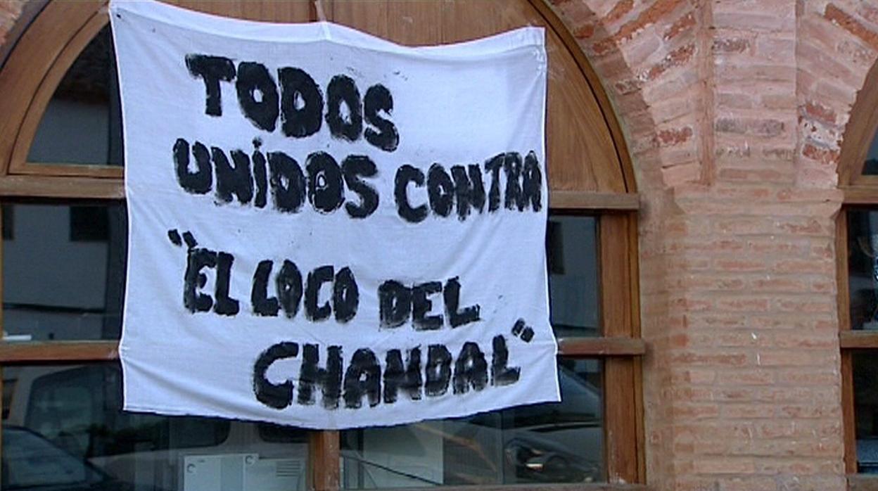 Pancarta durante una protesta en 2013 contra la llegada del «loco del chándal» a Almadén