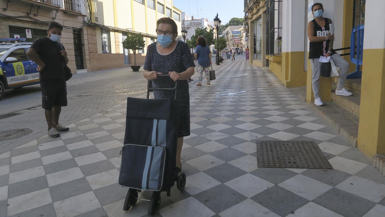 Las calles de Coria del Río tuvieron el trasiego habitual de una jornada de agosto