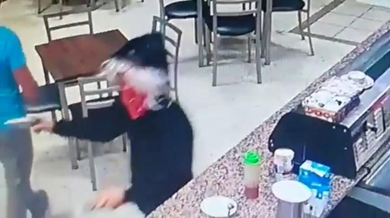 A las siete de la mañana llevó a cabo el primer robo en un bar de Los Palacios y Villafranca