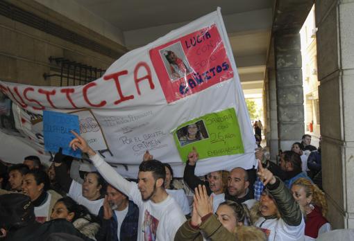 Imagen de archivo de familiares de las víctimas en la puerta de los juzgados