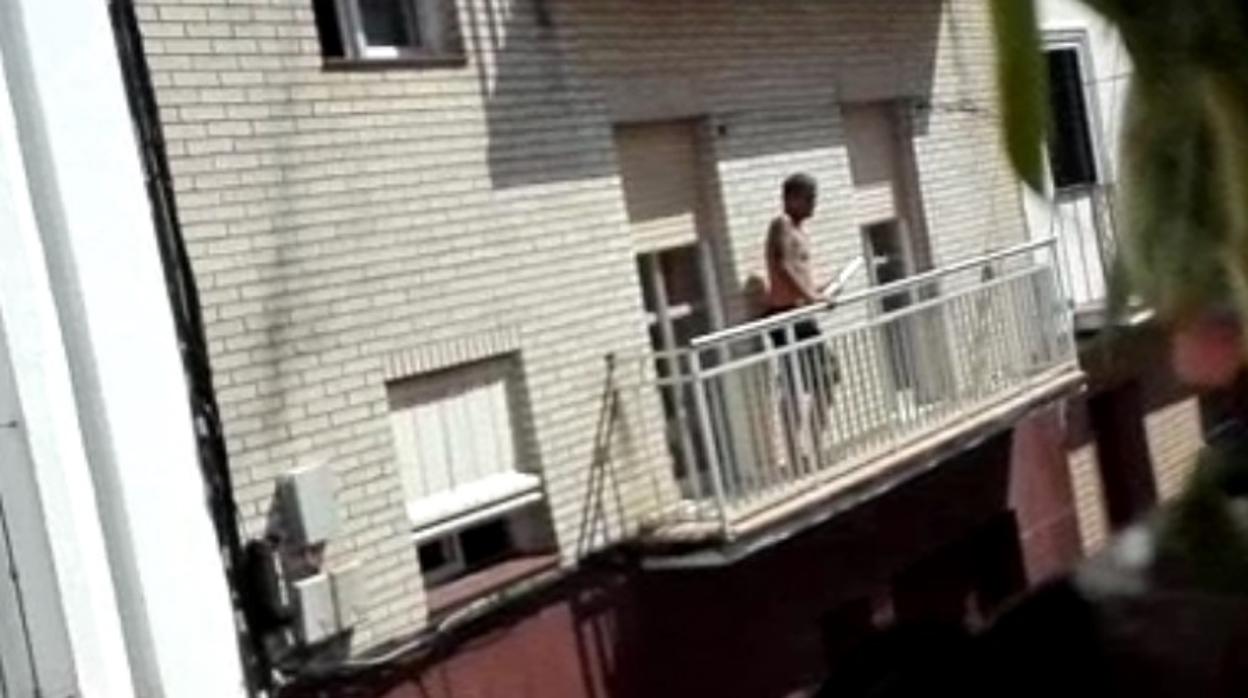 El hombre atrincherado amenaza desde el balcón de su casa