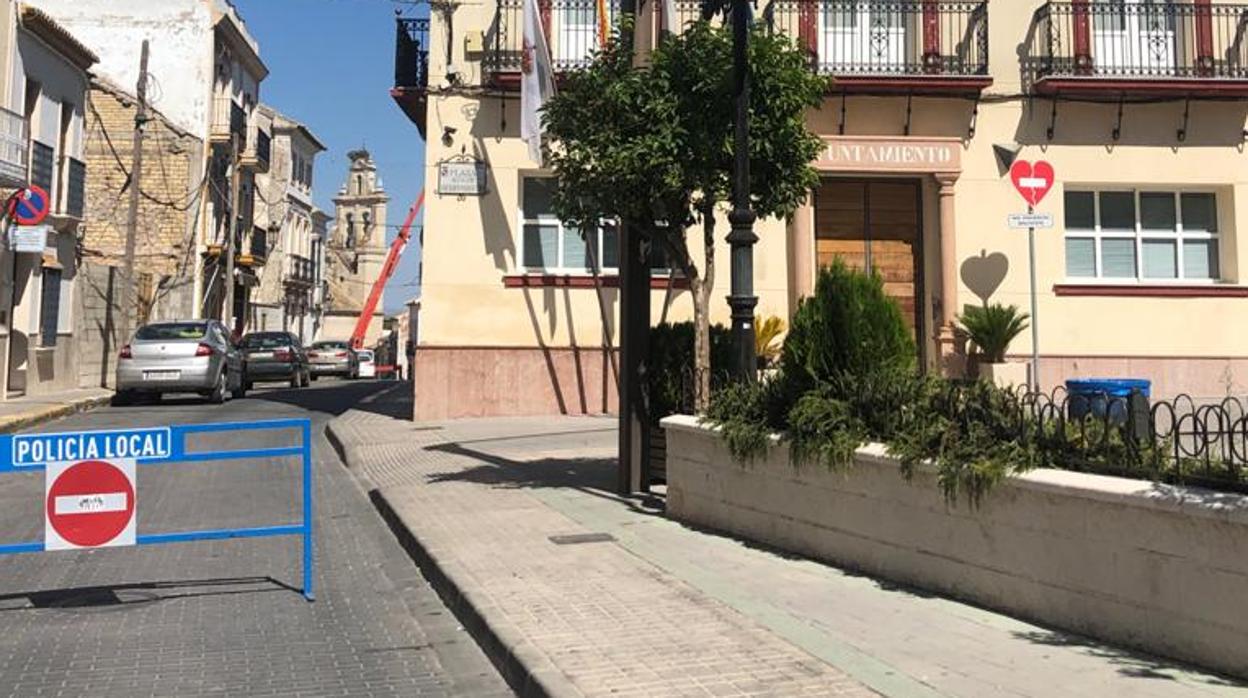 Una señal de prohibición junto al Ayuntamiento de Casariche