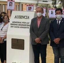 Inauguración del monolito en Lora