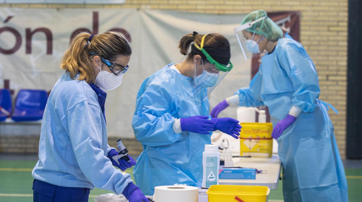 Tres sanitarios durante el cribado llevado a cabo hace varias semanas en Utrera