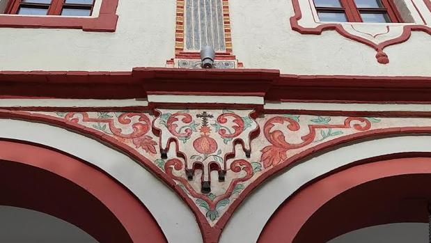 Culmina la restauración de las pinturas murales del XVIII del patio del Ayuntamiento de Alcalá de Guadaíra