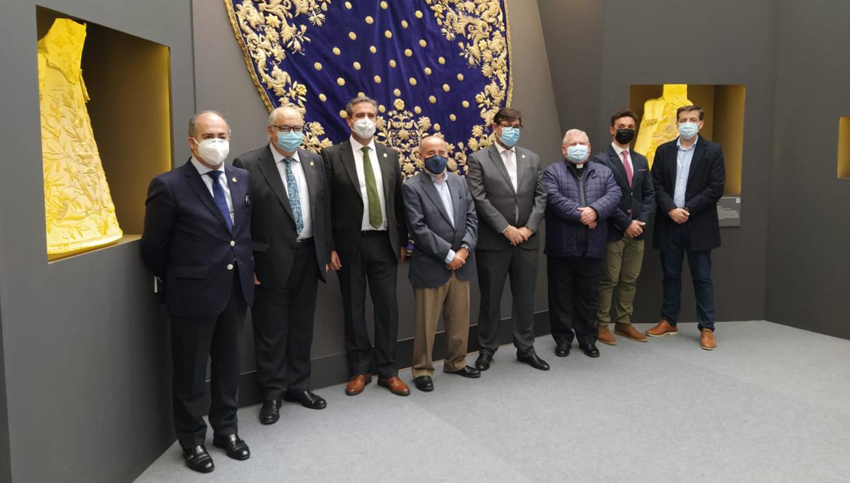 Foto de familia de las autoridades que han acudido a la inauguración oficial de la exposición en Utrera