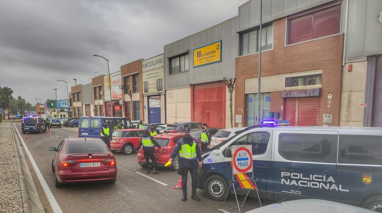 Control policial en un polígono industrial de Dos Hermanas, municipio que se encuentra cerrado perimetralmente desde el 20 de enero
