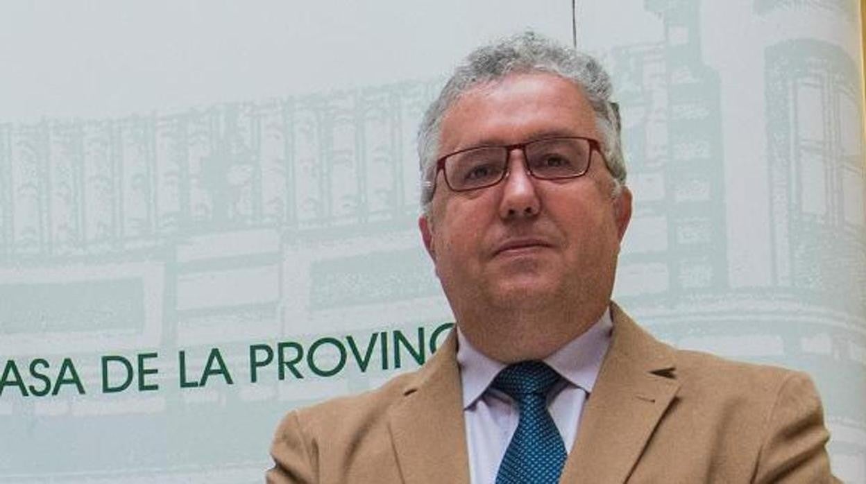 El alcalde de Bormujos, Francisco Molina, a la derecha de esta imagen de archivo