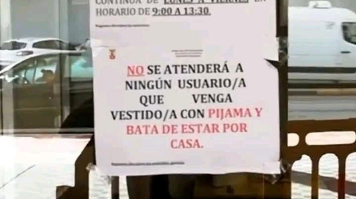 El citado cartel que se ha colgado en unas dependencias municipales de Dos Hermanas
