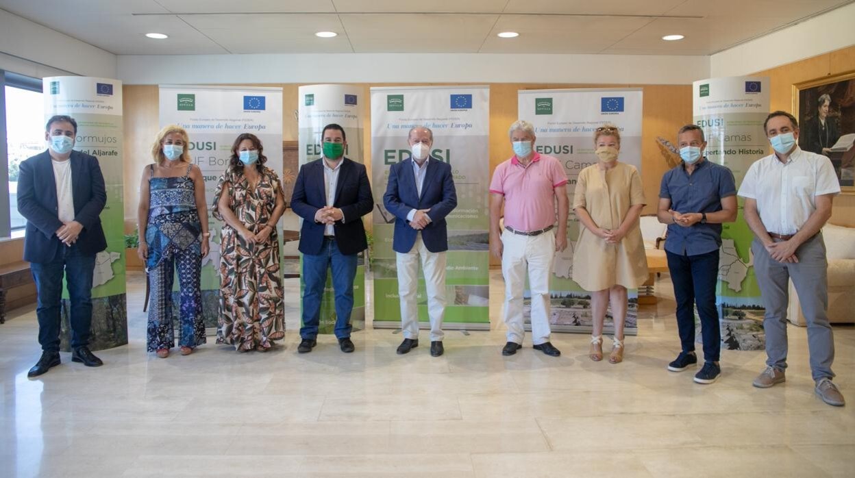 Rodríguez Villalobos, junto a los alcaldes de los municipios aljarafeños beneficiarios de las EDUSI, en una reunión del pasado mes de julio