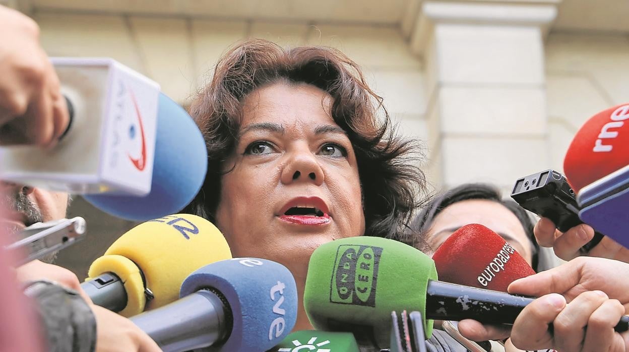 María Eugenia Moreno, alcaldesa de Huévar del Aljarafe, atiende a los medios tras presentar la denuncia en la Fiscalía en octubre de 2019