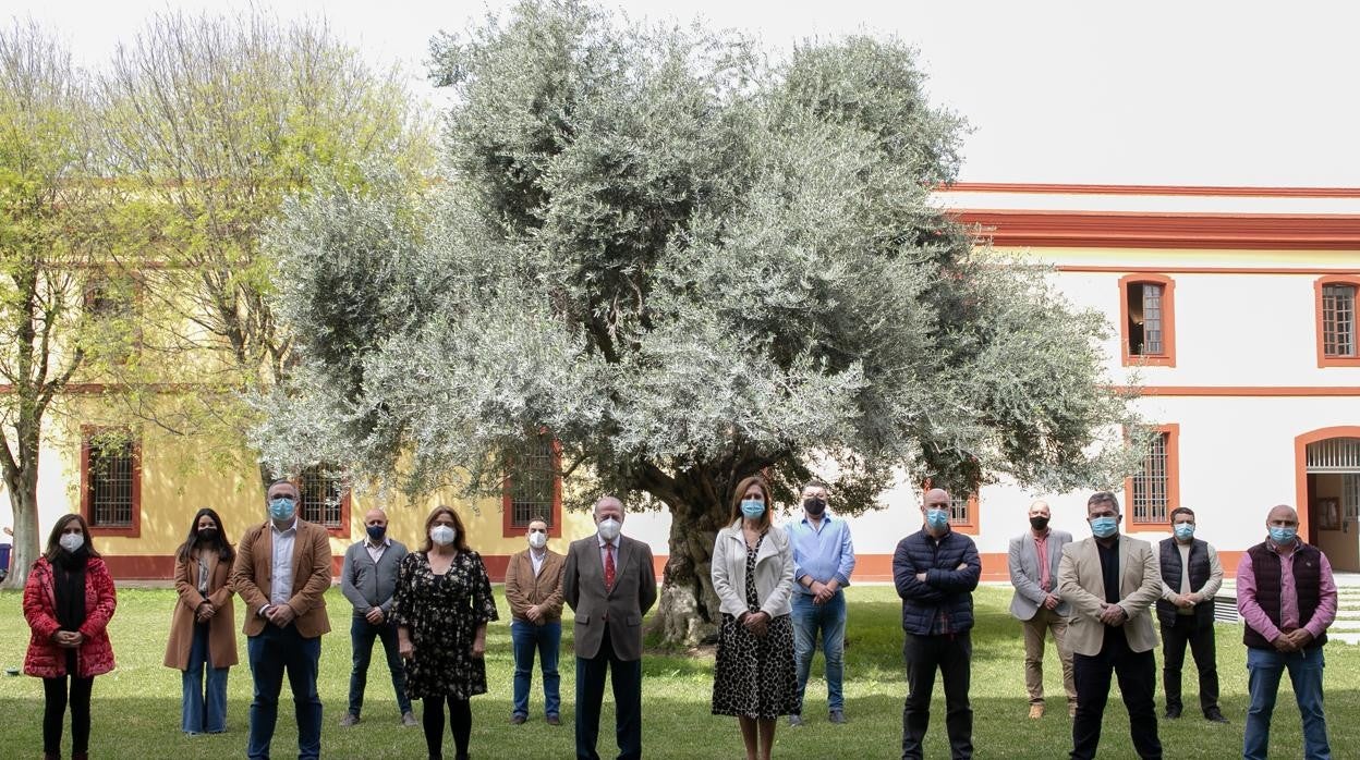 El presidente de la Diputación junto a los alcaldes y concejales de los once municipios beneficiados